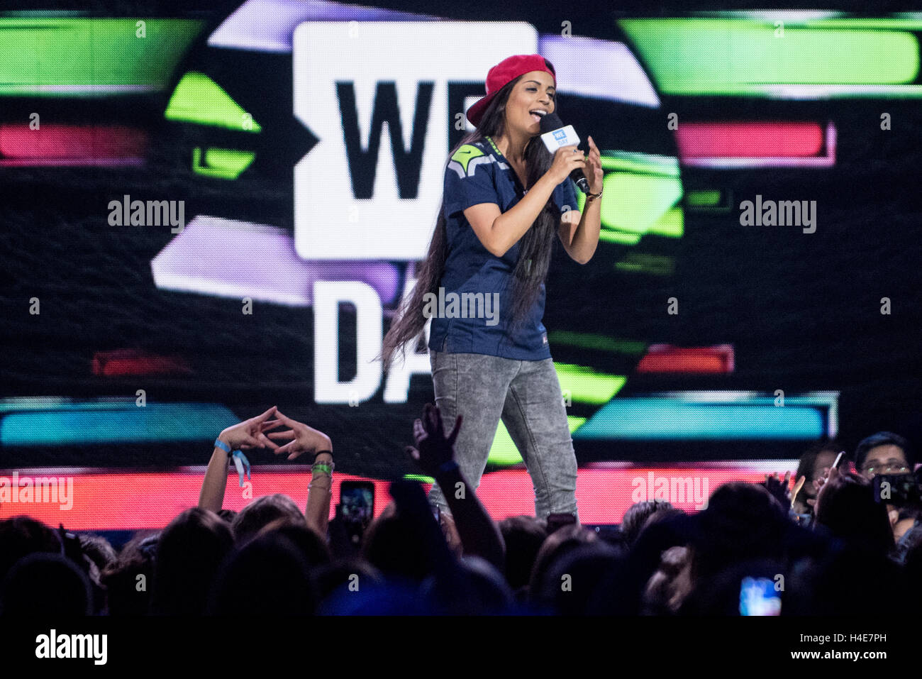 Lilly Singh, aka Superwoman e una stella di youtube, risolve la folla a noi il giorno di Seattle in Key Arena Foto Stock