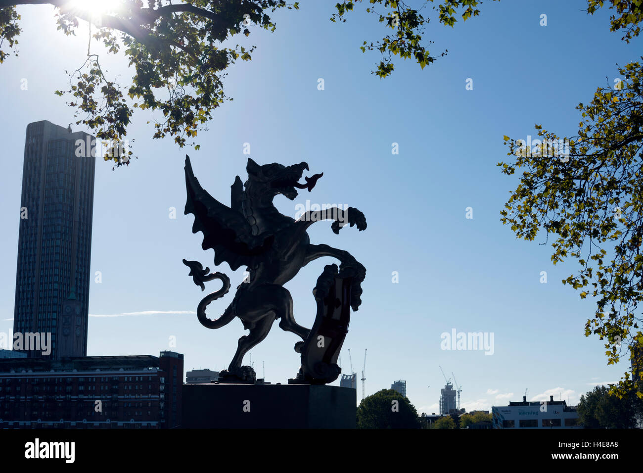 Città di confine di Londra dragon statua, Victoria Embankment, London, Regno Unito Foto Stock