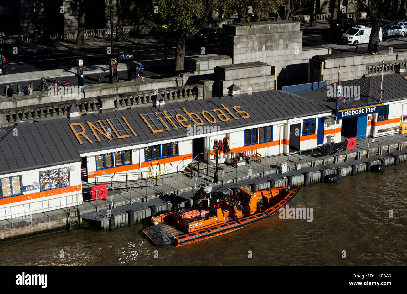 Scialuppa di salvataggio RNLI stazione sul Fiume Tamigi da Waterloo Bridge, London, Regno Unito Foto Stock