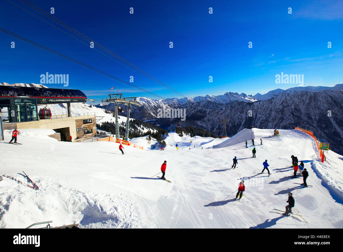 Piste da sci e seggiovie sulla sommità del Fellhorn Ski Resort, Alpi Bavaresi, Oberstdorf, Germania Foto Stock