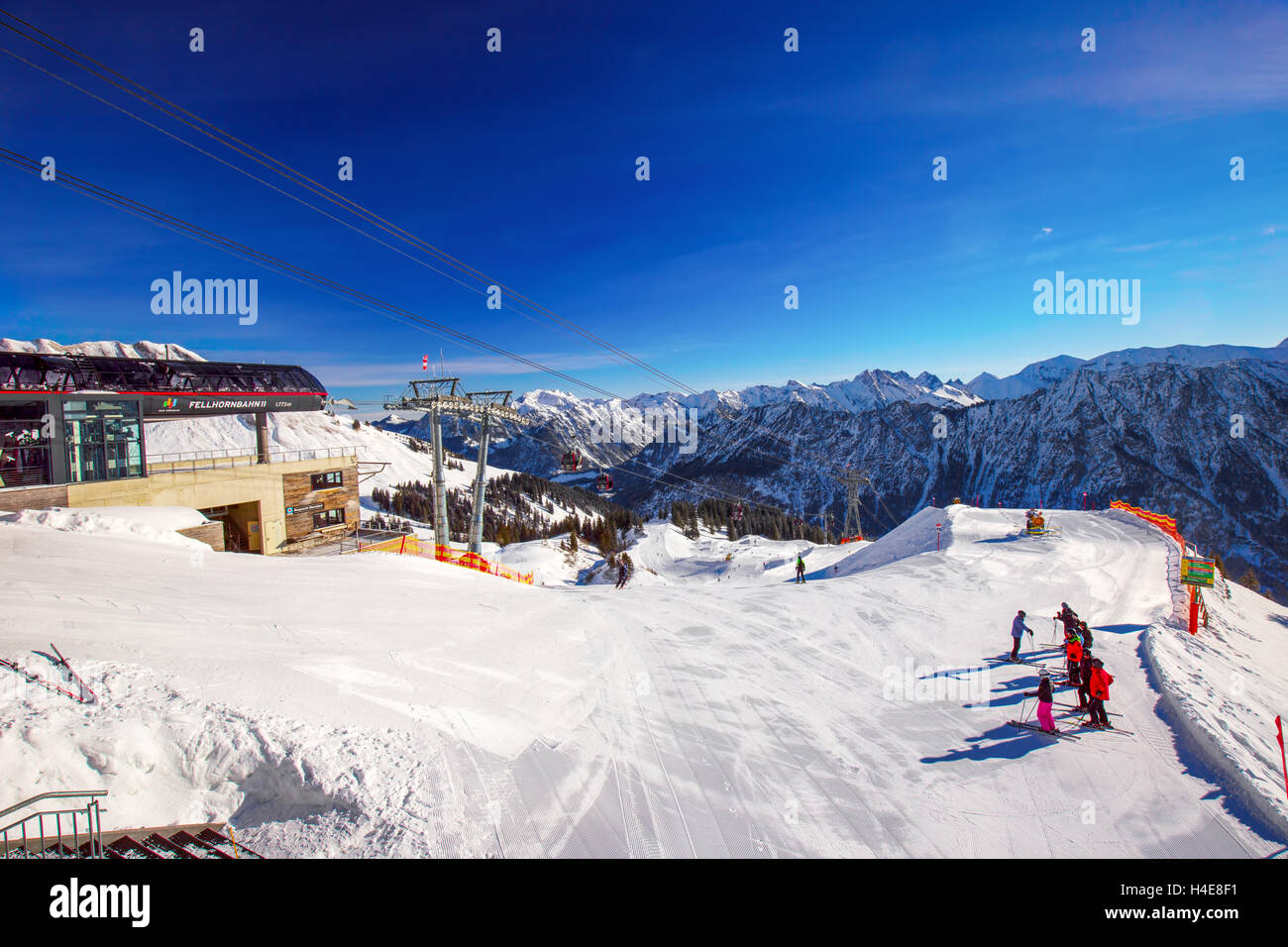 Vista di piste da sci e seggiovie sulla sommità del Fellhorn Ski Resort, Oberstdorf, Alpi Bavaresi, Germania Foto Stock