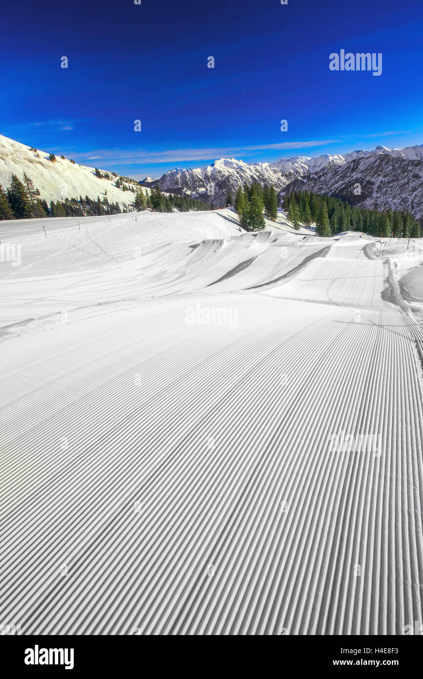 Piste da sci con il modello di velluto a coste sulla sommità del Fellhorn Ski Resort, Alpi Bavaresi, Oberstdorf, Germania Foto Stock