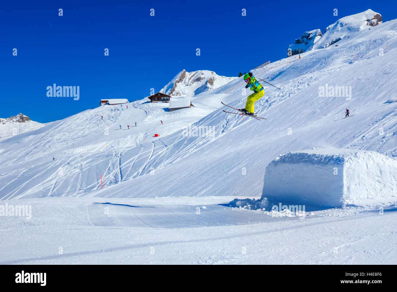 Flying sciatore sci in Hoch-Ybrig mountain resort, Svizzera Foto Stock