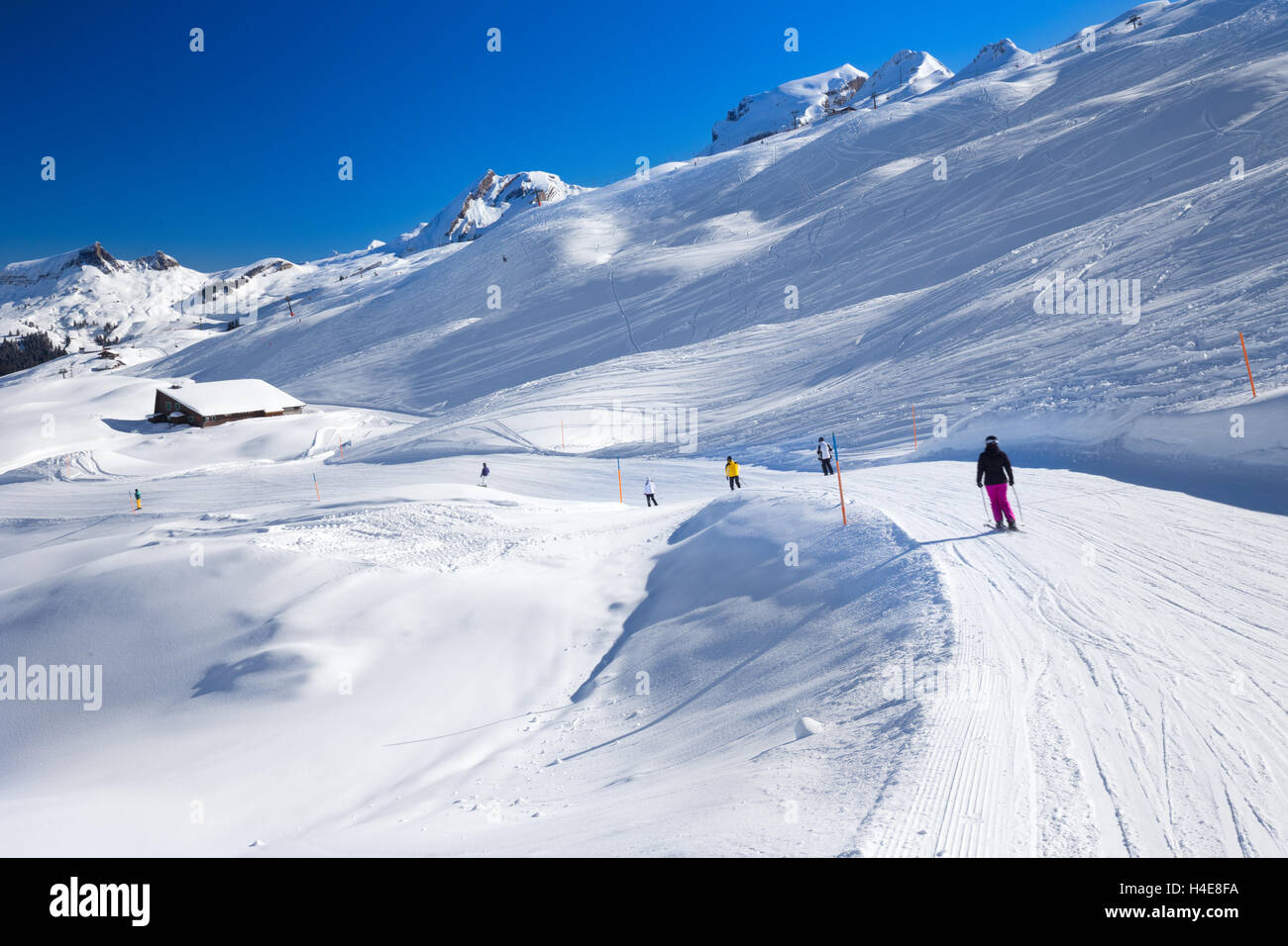 Gli sciatori sciare sulla sommità del Hoch-Ybrig ski resort, Svizzera Foto Stock