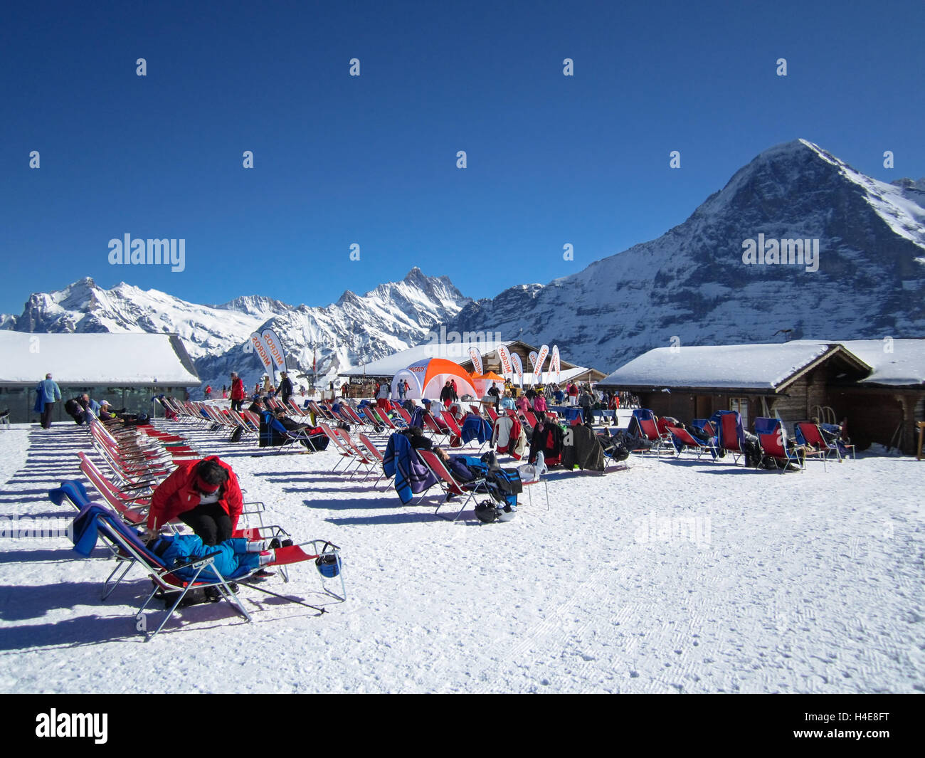 Persone rilassarsi e godersi il sole dopo lo sci su Männlichen, Jungraujoch area sciistica, Svizzera, Europa Foto Stock