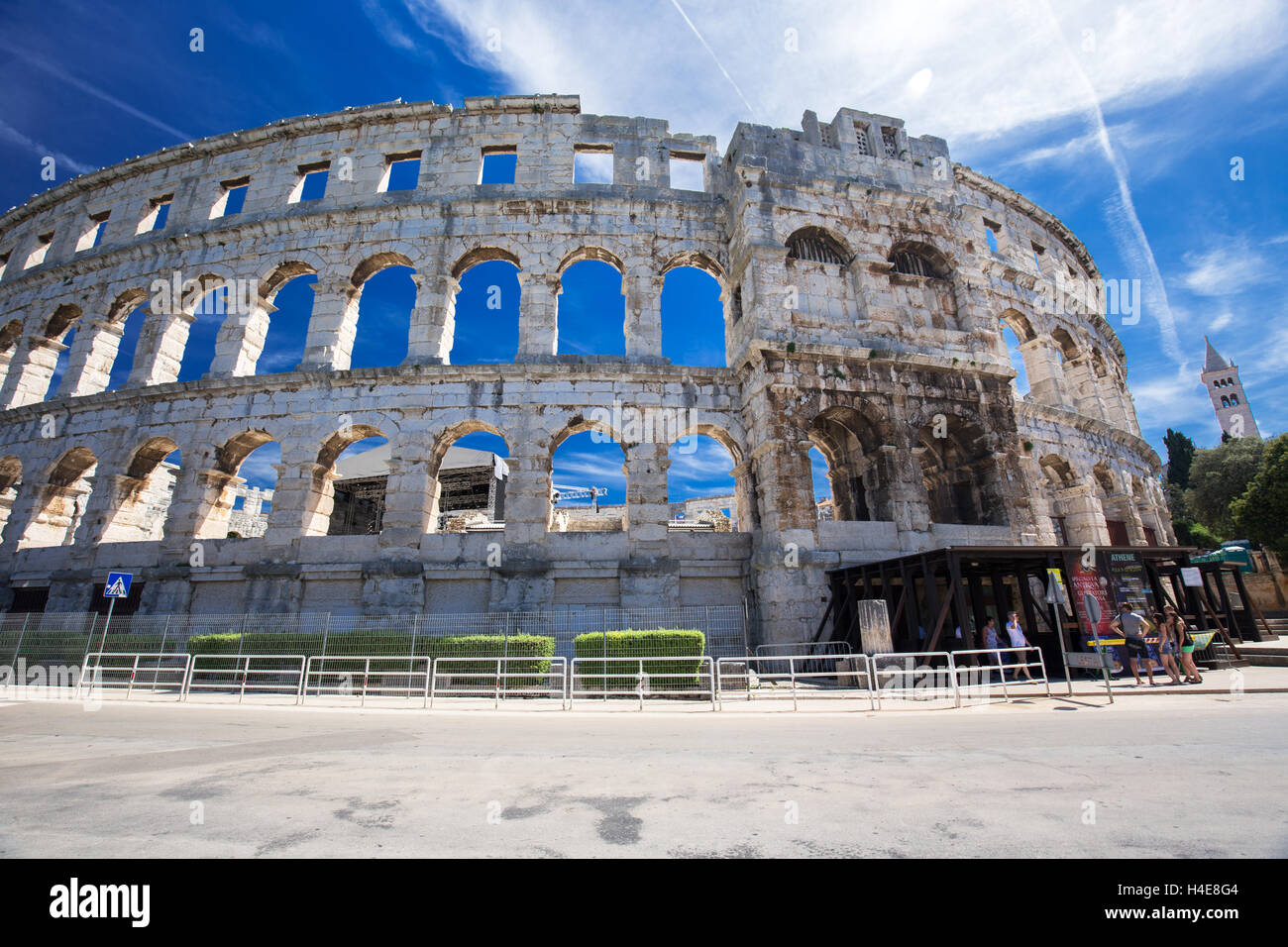 Antico anfiteatro romano e la chiesa di Pola, Istria, Croazia Foto Stock