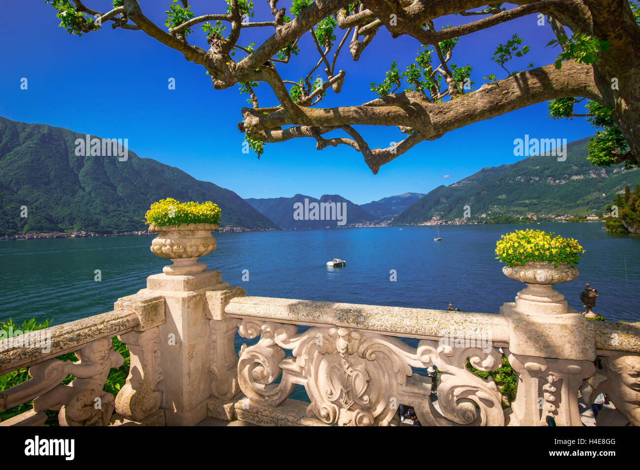 Bellissima vista del lago di Como e sulle Alpi dalla terrazza Villa Balbianello, Italia. Villa era Foto Stock