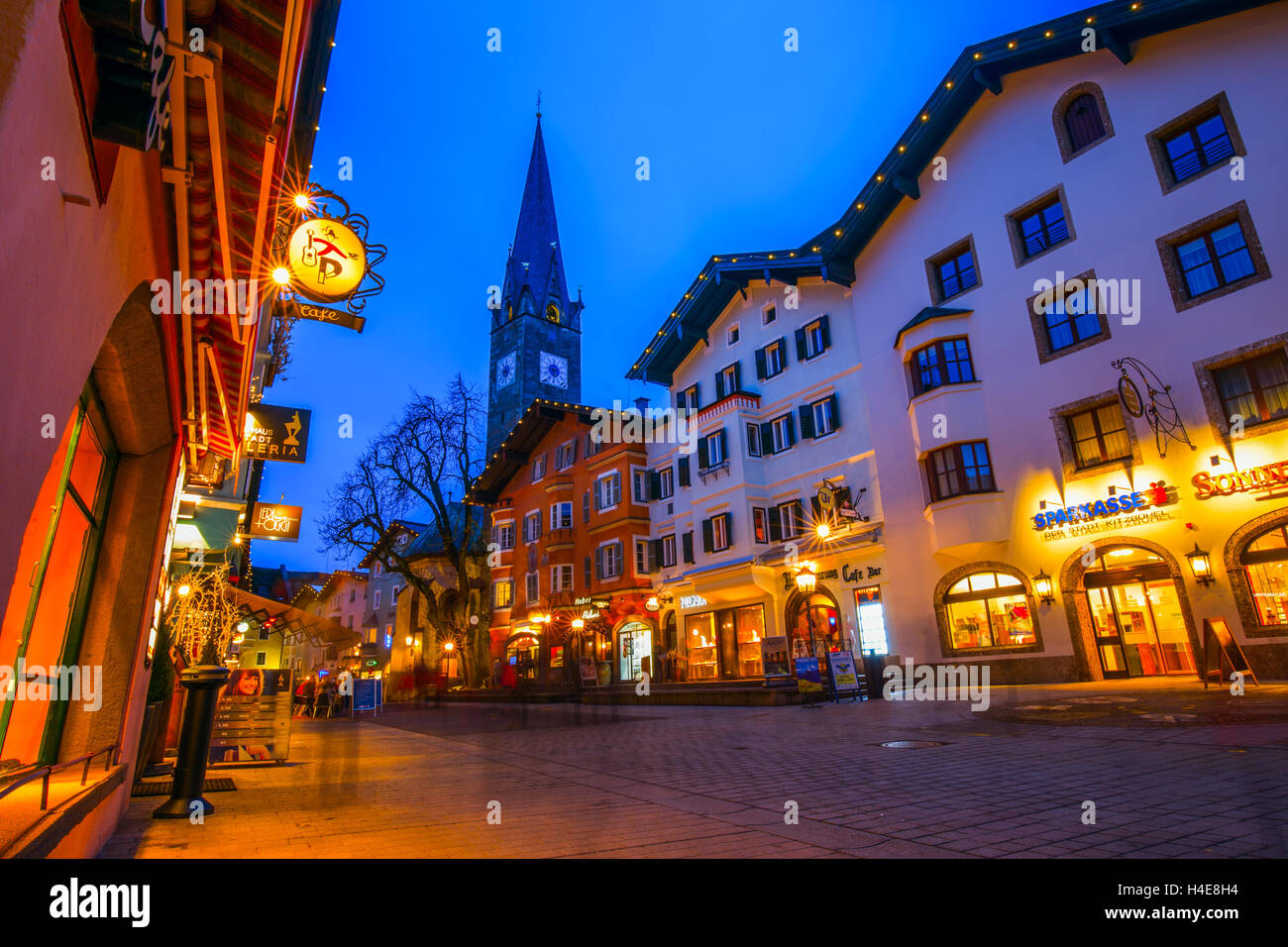 Vista della città storica Kitzbuehel di notte, luogo di famose gare di Hahnenkamm e una delle migliori stazioni sciistiche del mondo. Foto Stock