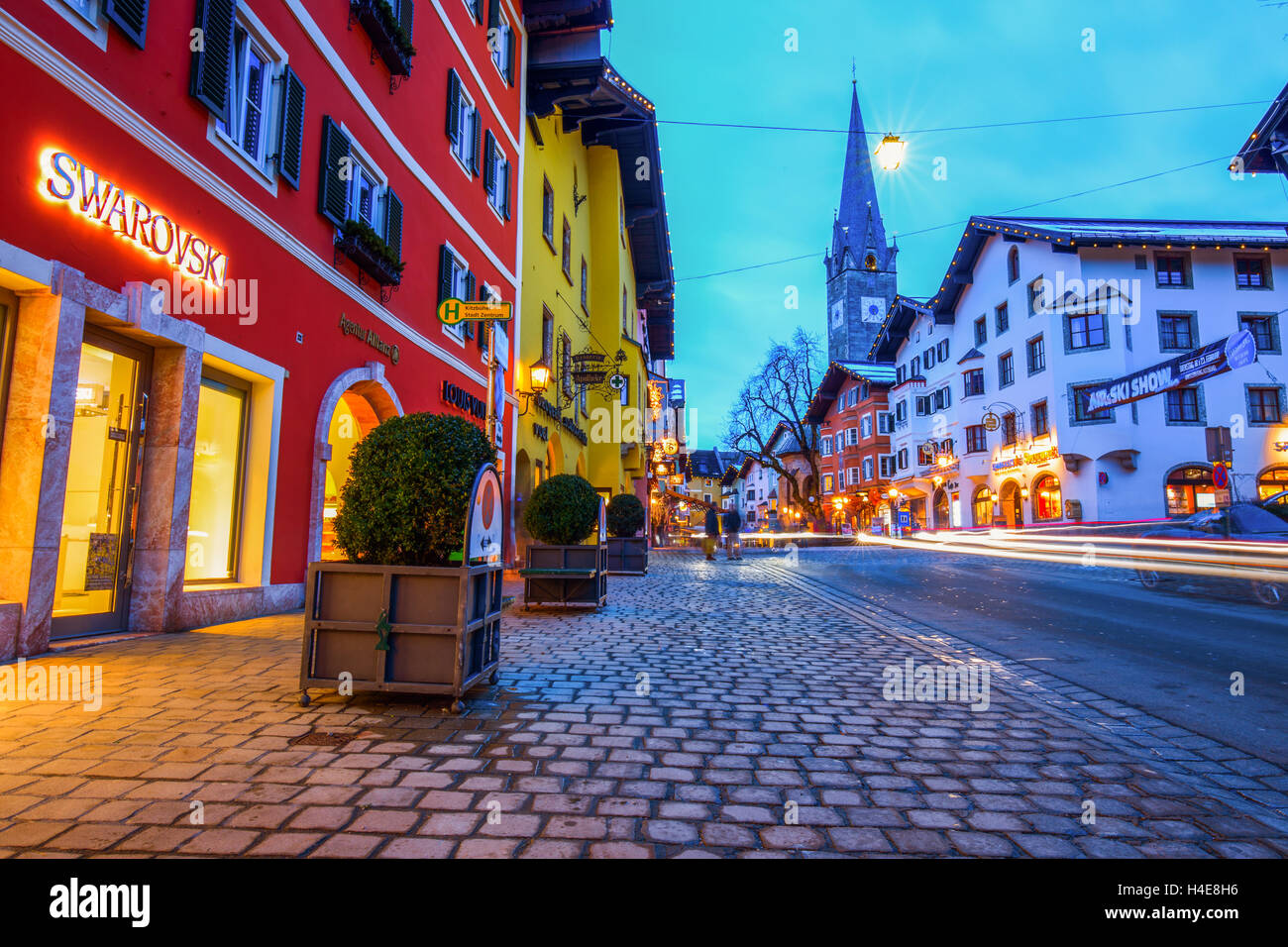 Vista della città storica Kitzbuehel di notte, luogo di famose gare di Hahnenkamm e una delle migliori stazioni sciistiche del mondo. Foto Stock