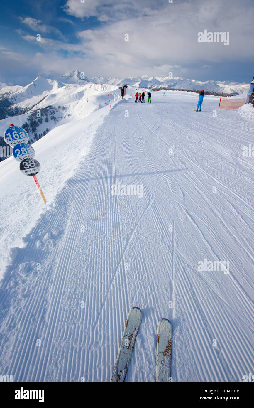 Gli sciatori di sci in Kitzbuehel ski resort e godendo tirolese Alpi, Austria Foto Stock