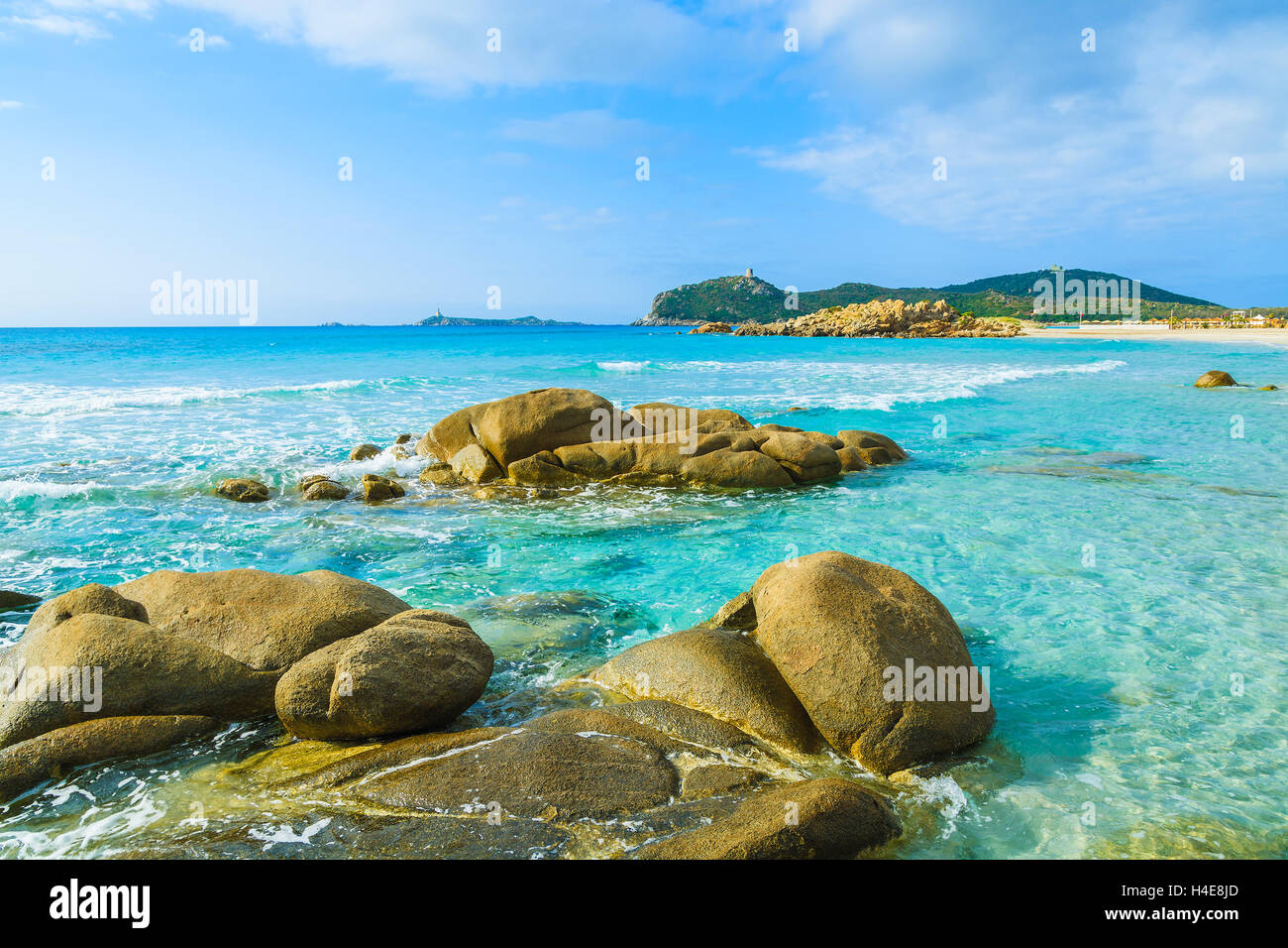 Pietre in acque cristalline della Spiaggia di Villasimius, l'isola di Sardegna, Italia Foto Stock