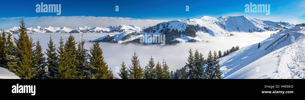 Panoramaview a piste da sci e sci gli sciatori in Kitzbuehel mountain ski resort con una vista di sfondo alle Alpi in Austria appena Foto Stock