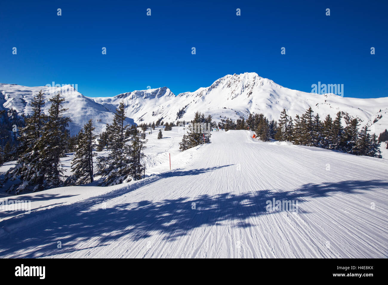 Piste da sci a Kitzbuhel ski resort circondato dalle Alpi Tirolo, Austria Foto Stock