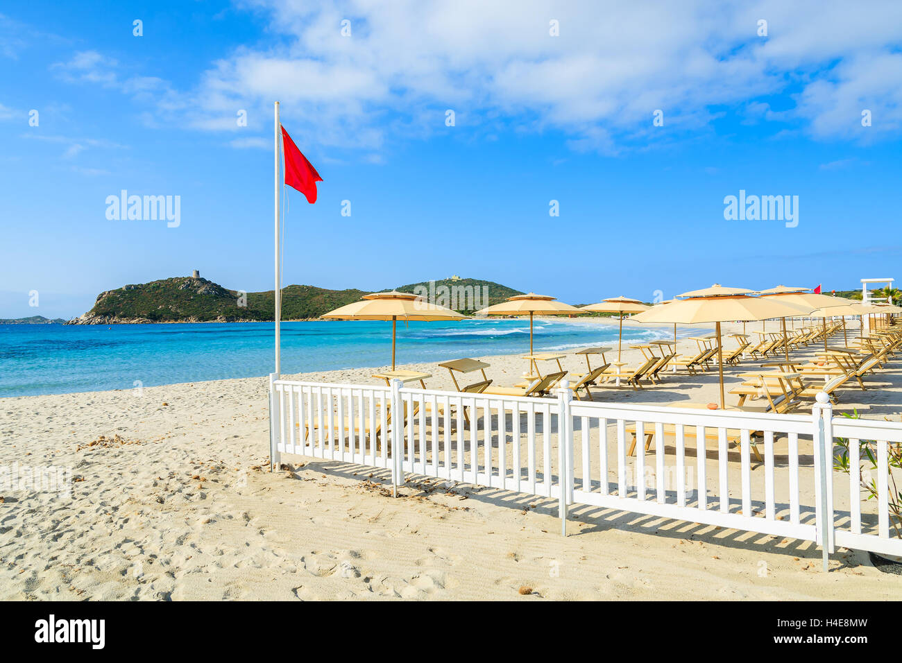 Sdraie e white staccionata in legno sul Porto Giunco spiaggia sulla giornata di sole, Villasimius, l'isola di Sardegna, Italia Foto Stock