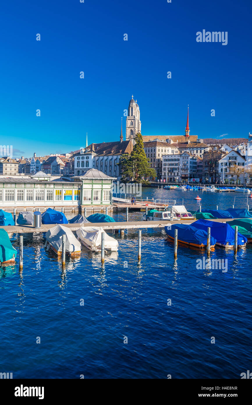 Storico centro di Zurigo con la famosa chiesa di Grossmunster e Limmat Foto Stock