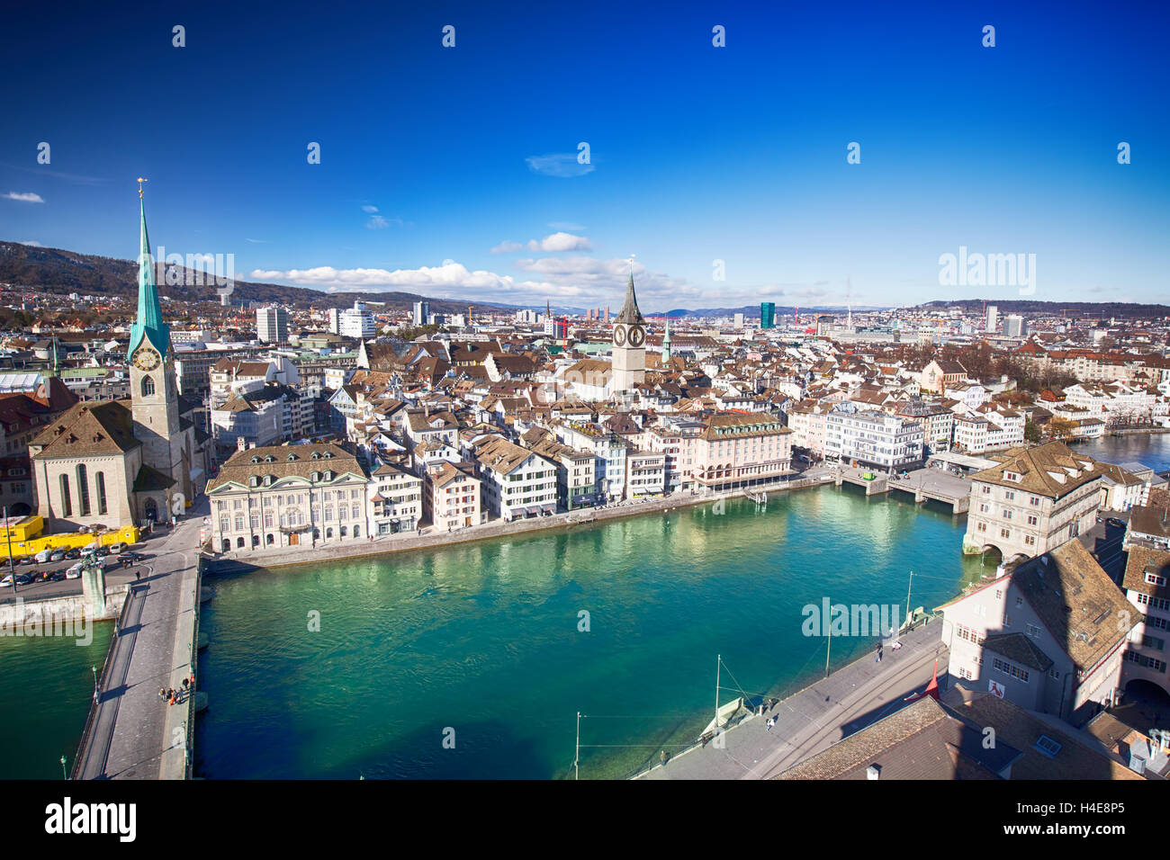 Vista del centro storico di Zurigo centro città con la famosa chiesa di Grossmunster e Limmat Foto Stock