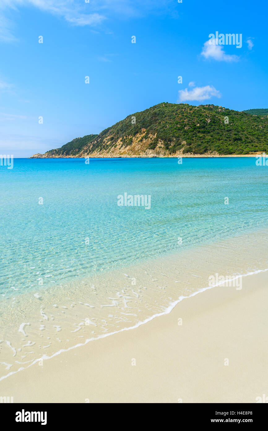 Azzurro mare acqua di Cala Pira spiaggia, l'isola di Sardegna, Italia Foto Stock