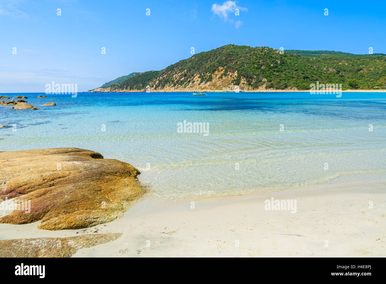 Le rocce in acqua del mare turchese di idilliaci Cala Pira spiaggia, l'isola di Sardegna, Italia Foto Stock