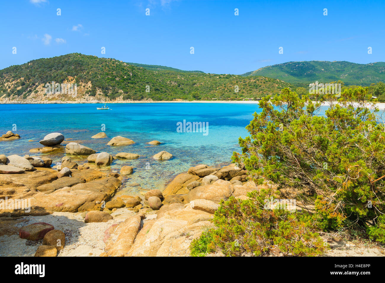 Le rocce in acqua del mare turchese di idilliaci Cala Pira spiaggia, l'isola di Sardegna, Italia Foto Stock