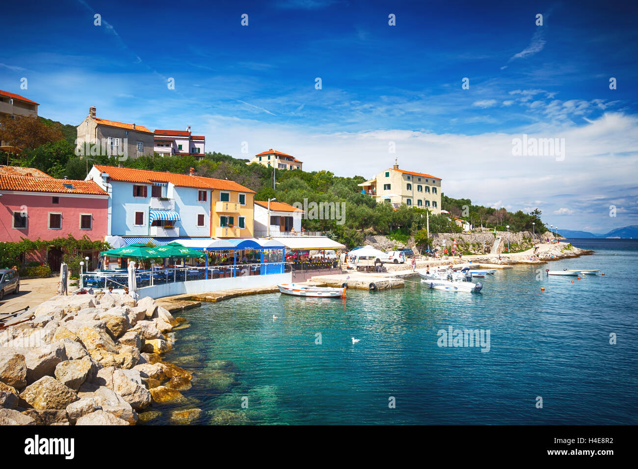 Vista del villaggio Valun con il porto e le barche, isola di Cres, Croazia Foto Stock
