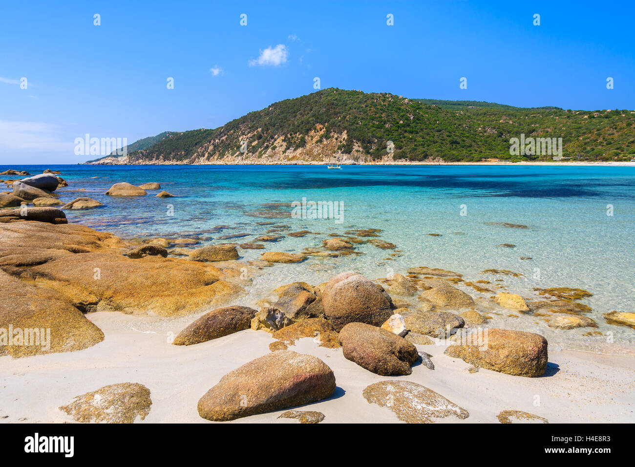 Paradiso idillico Cala Pira spiaggia e mare azzurro acqua, l'isola di Sardegna, Italia Foto Stock