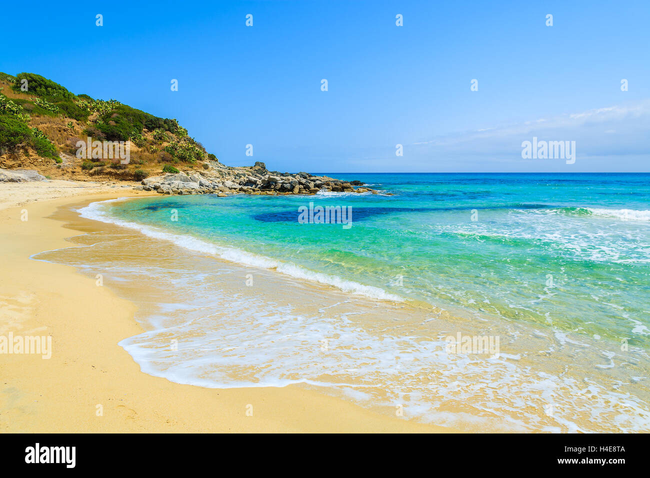 Acqua cristallina di Cala Sinzias beach, l'isola di Sardegna, Italia Foto Stock