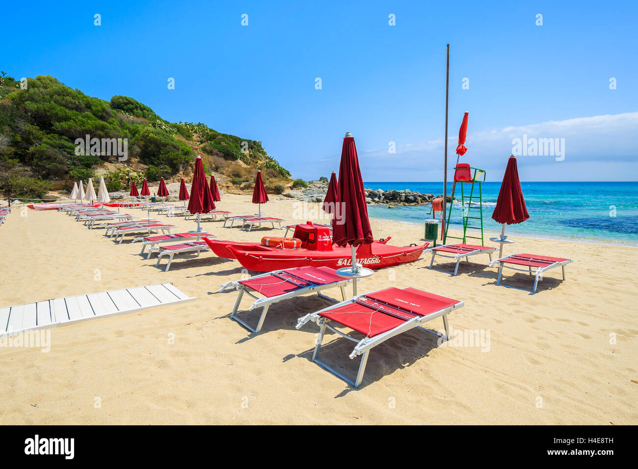 CALA SINZIAS Beach, l'isola di Sardegna - 24 Maggio 2014: lettini su Cala Sinzias beach sulla giornata di sole, l'isola di Sardegna, Italia. Il sud della Sardegna è una popolare meta di vacanza per gli italiani in estate. Foto Stock