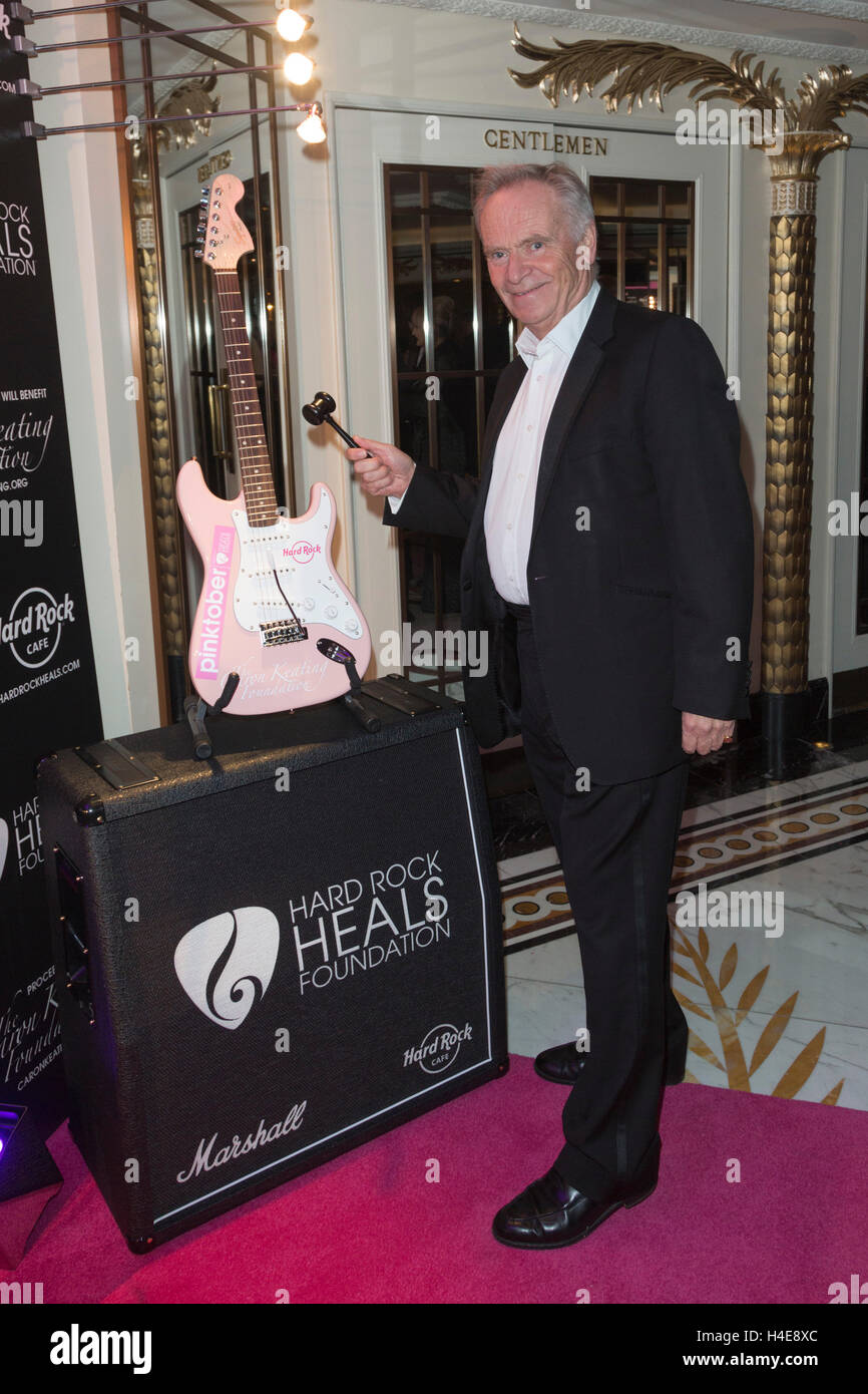 Londra, Regno Unito. Il 14 ottobre 2016. Signore Jeffrey Archer assiste annuale di Gala Pinktober presentato dall'Hard Rock guarisce Foundation presso il Dorchester, Londra. L'evento annuale che raccoglie fondi per la Caron Keating Foundation. Foto Stock