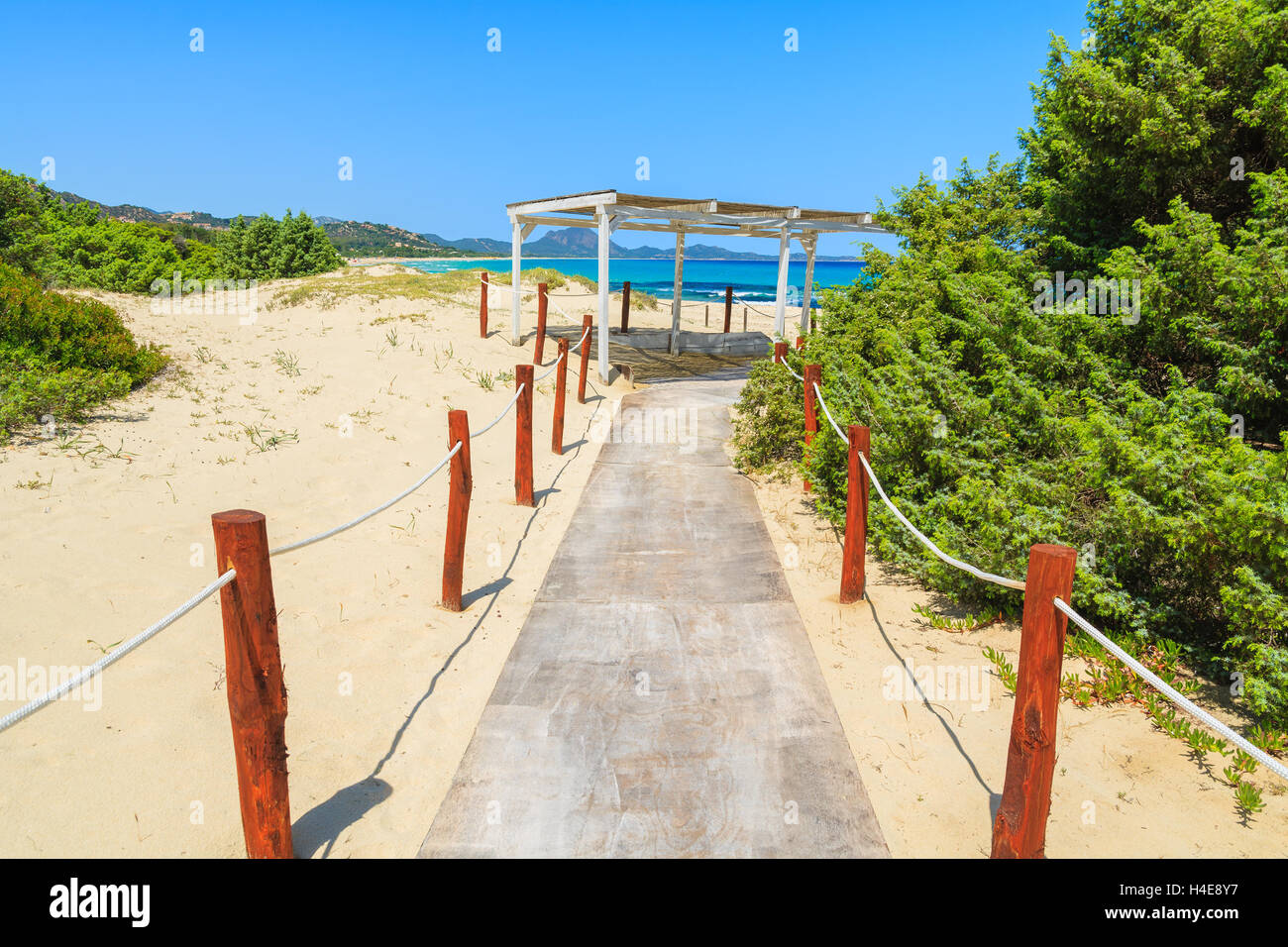 Percorso a piedi alla spiaggia di Costa Rei, Sardegna, Italia Foto Stock