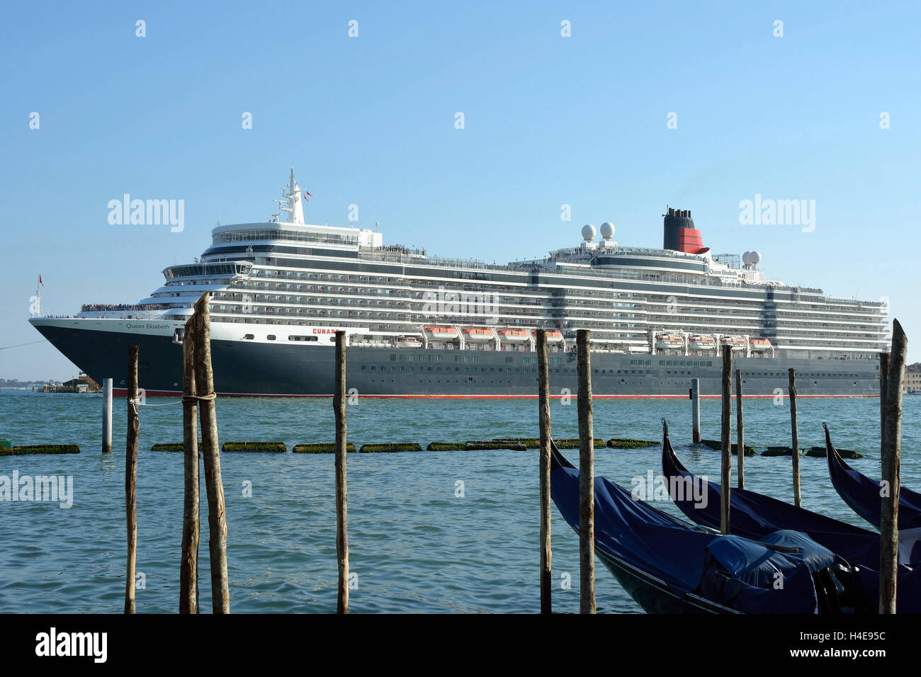 La nave di crociera nella laguna di Venezia in Italia. Foto Stock