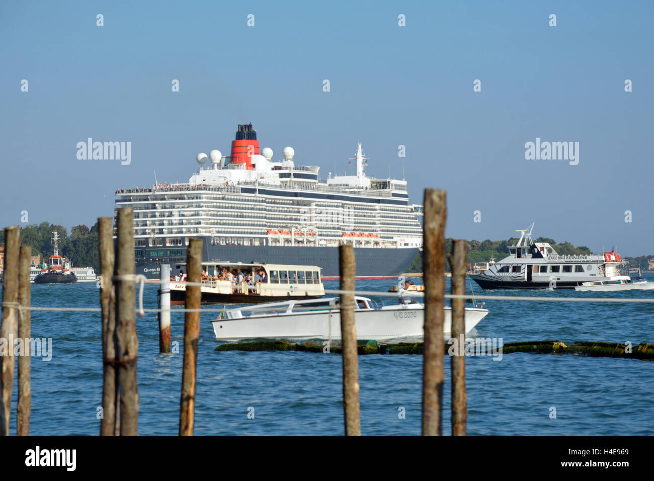 La nave di crociera nella laguna di Venezia in Italia. Foto Stock