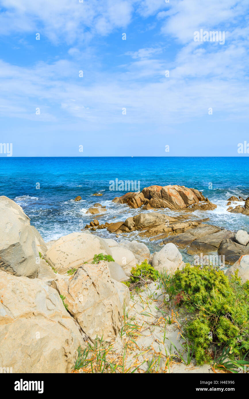 Le rocce in mare sulla soleggiata giornata estiva, Porto Giunco Bay, l'isola di Sardegna, Italia Foto Stock