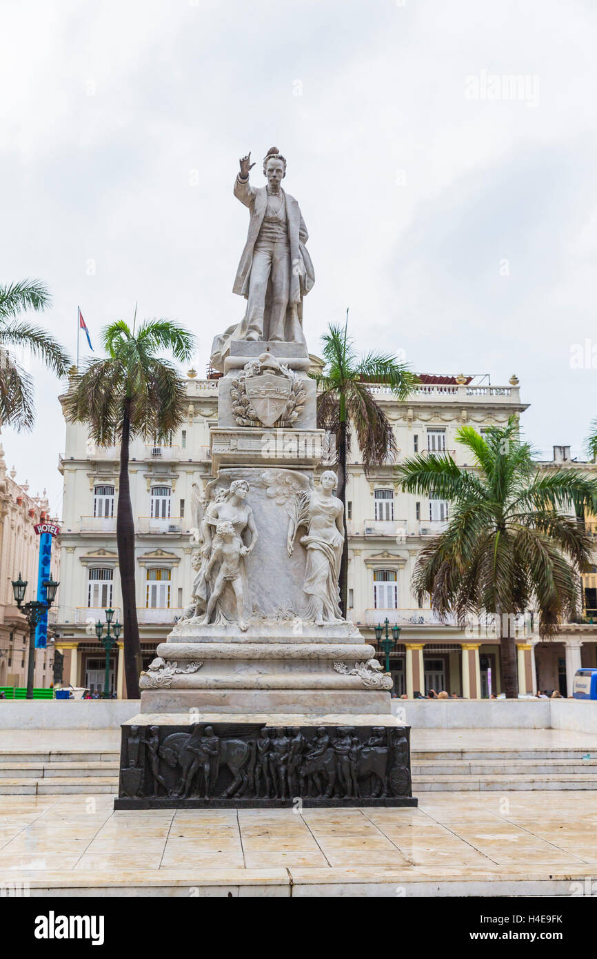 Statua di José Marti, poeta cubano e l'autore, il Parque Central, l'Avana, La Habana, Cuba, la Repubblica di Cuba, Antille Maggiori dei Caraibi Foto Stock