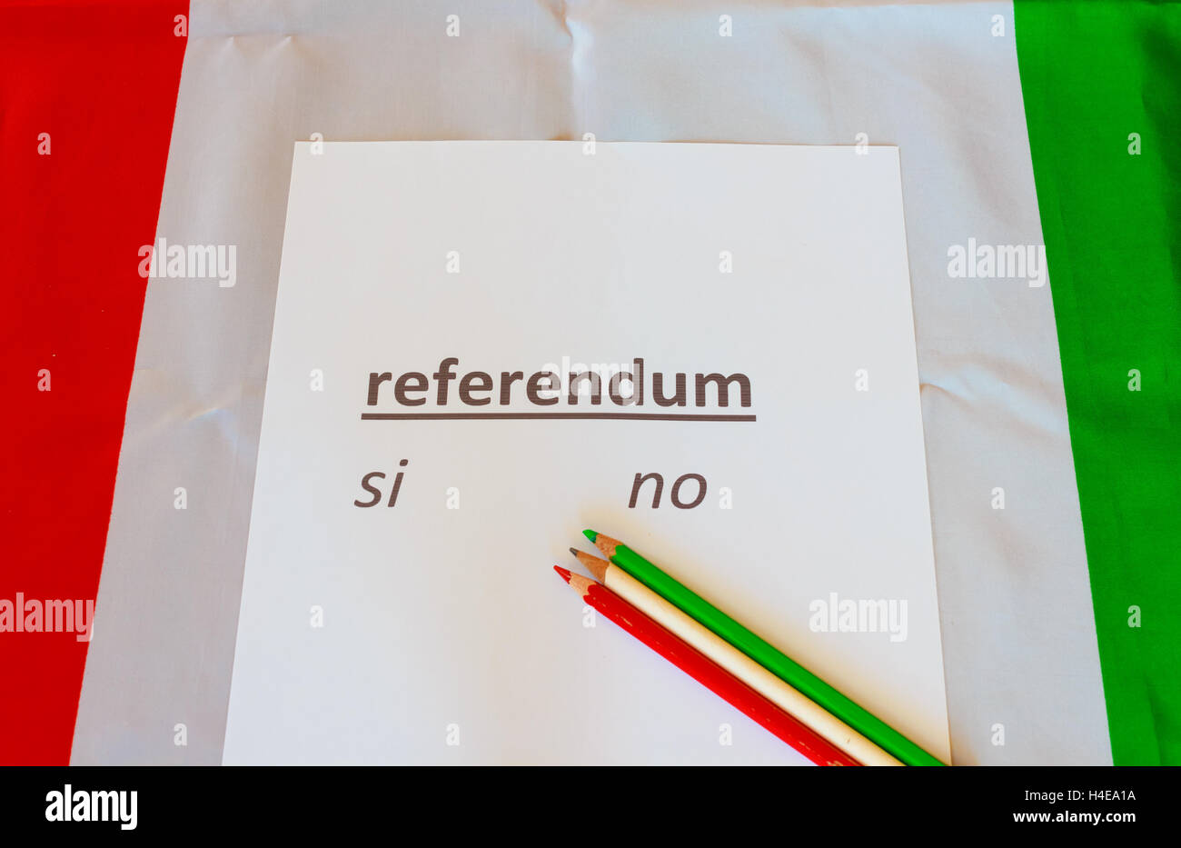 La scheda per esprimere il loro voto su un referendum in Italia Foto Stock