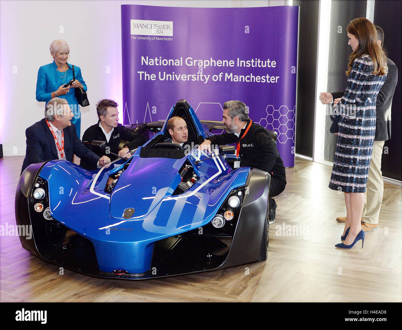 Il Duca di Cambridge si trova in un BAC auto vale la pena di &Acirc;&pound;180.000 come la duchessa di Cambridge guarda al National grafene Research Institute durante una giornata di impegni a Manchester. Foto Stock