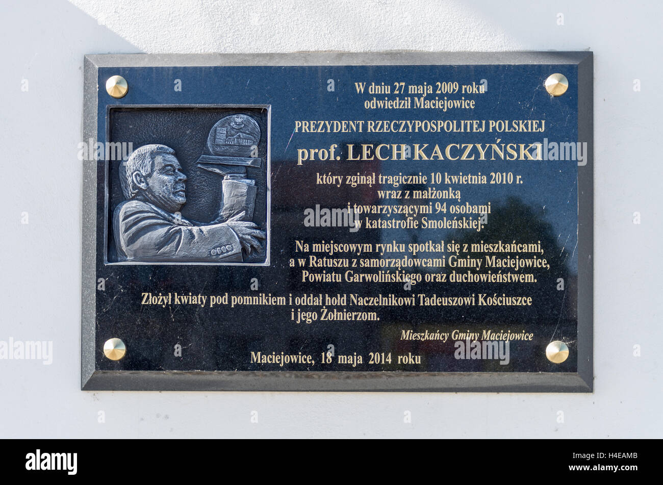 Controverso una lapide commemorativa a Lech Kaczynski, defunto Presidente della Polonia, maciejowice, Polonia Foto Stock