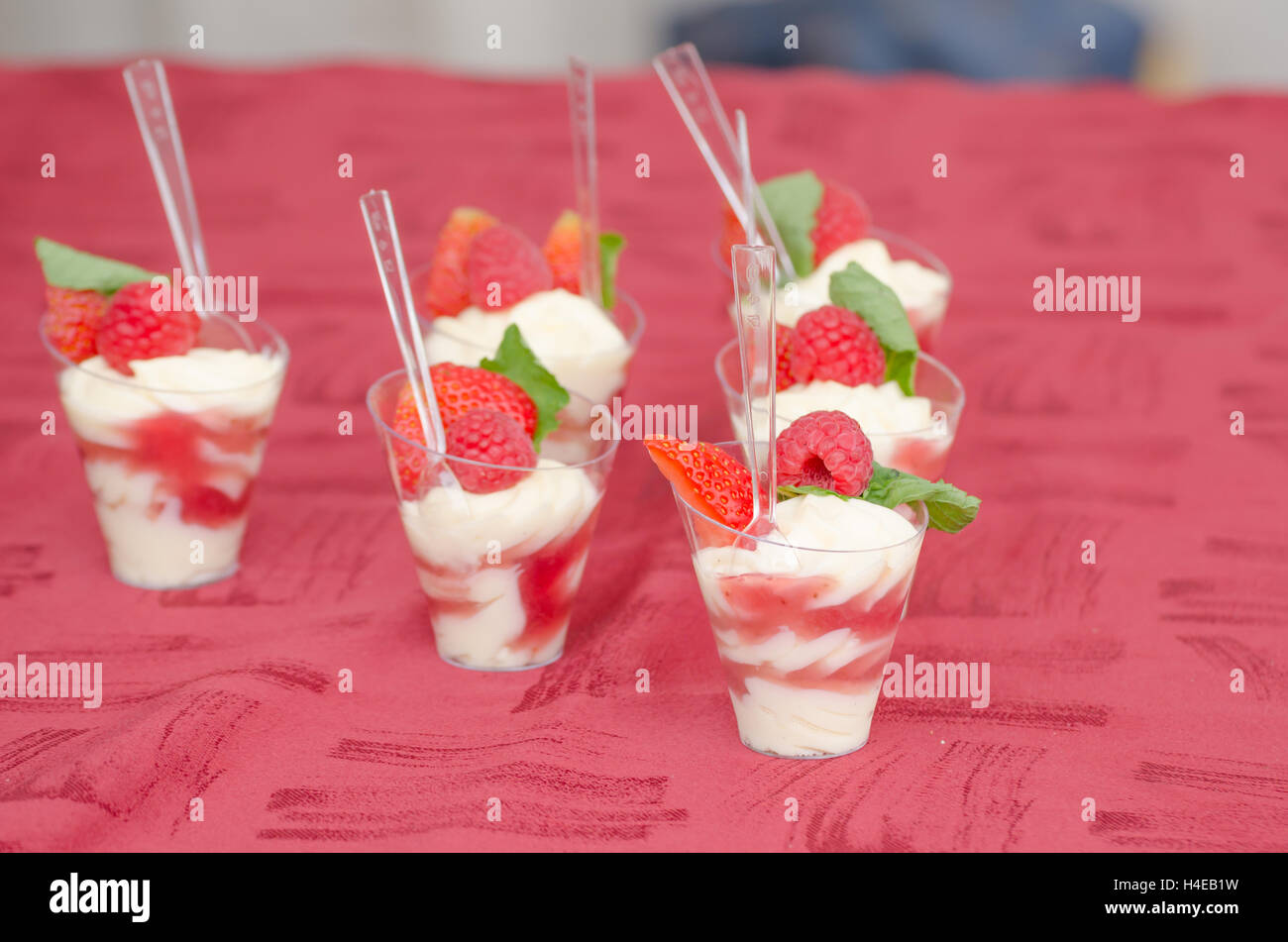 Inglese - Dessert Cremoso Vaniglia crema di mascarpone con strisce  arcobaleno di frutta di bosco con fragole e lamponi con Foto stock - Alamy