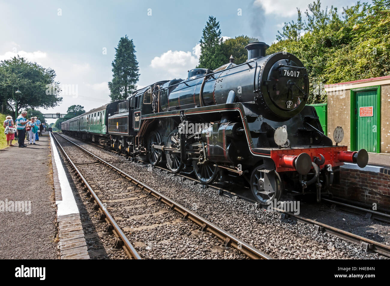 BR Standard Classe 4 76017 tira un treno in Medstead Stazione Ferroviaria sulla ferrovia Mid-Hants chiamato anche la linea di crescione Foto Stock