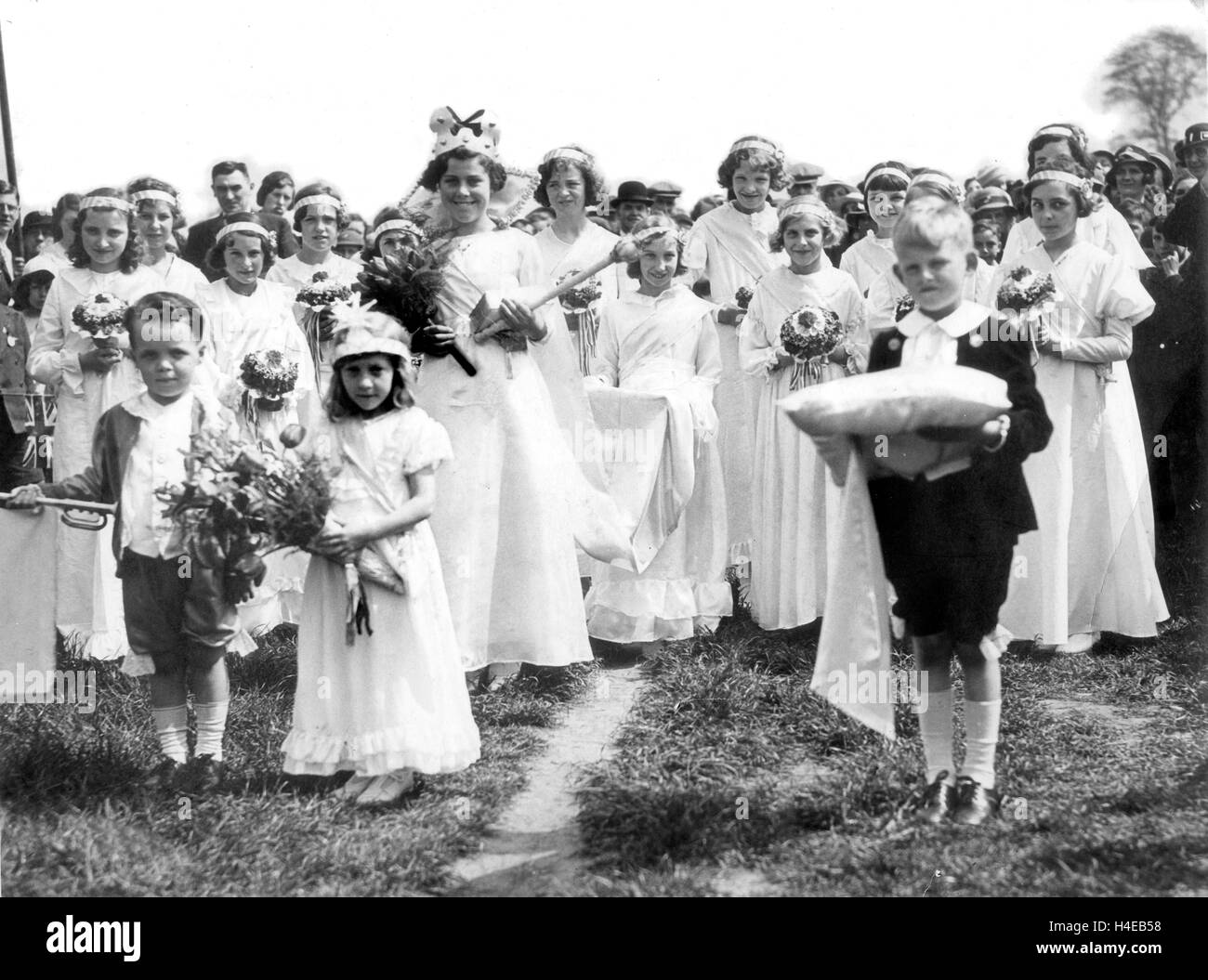 Il carnevale regina e i suoi assistenti al Silver celebrazioni giubilari per Re Giorgio V a Hadley nello Shropshire nel maggio 1935 Foto Stock
