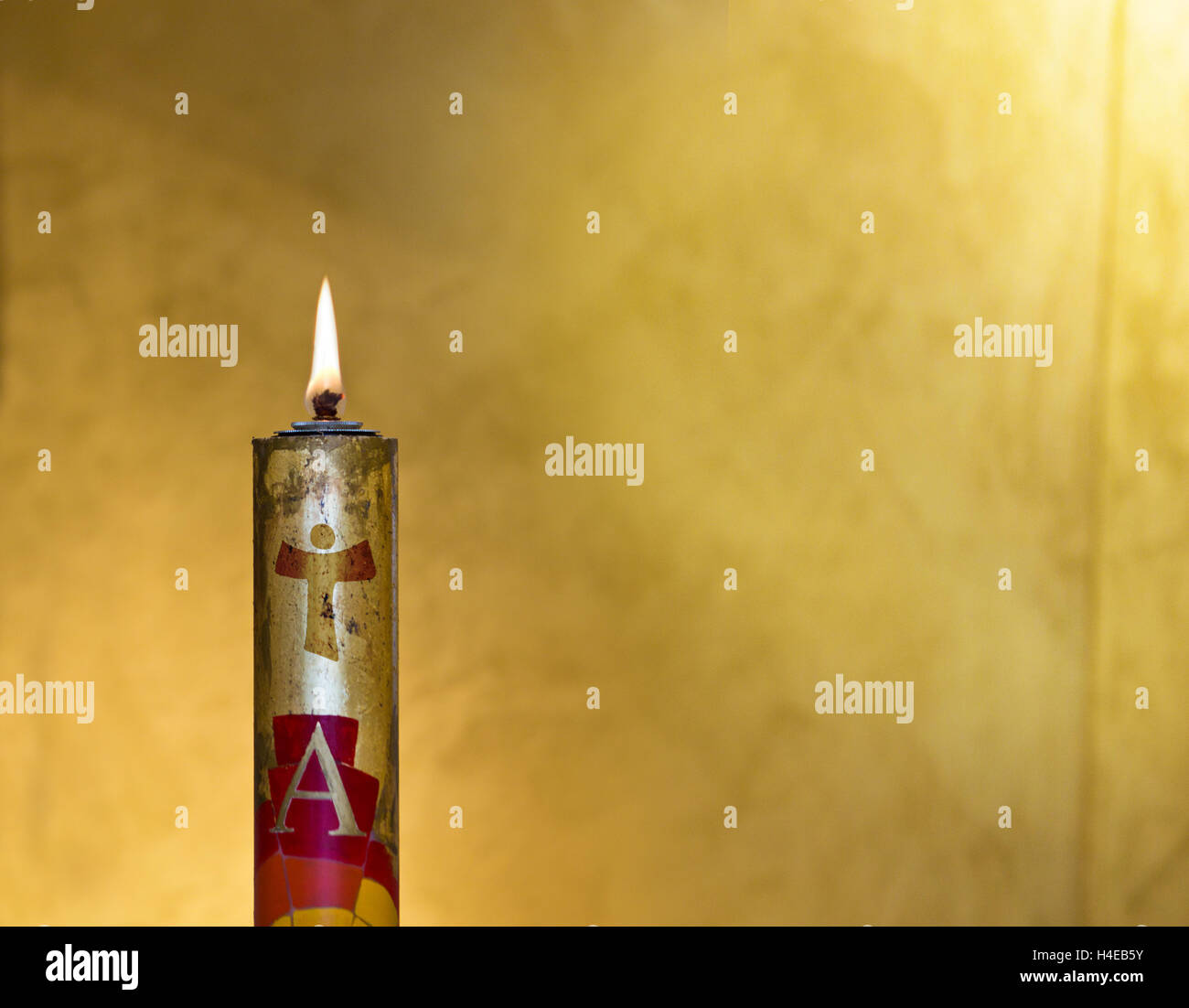 Cero pasquale con la sua luce proviene dallo Spirito Santo e si accompagna sempre il corpo di Cristo Foto Stock