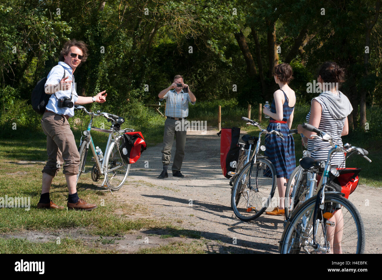 In bicicletta dal Fontevraud a Saumur, Valle della Loira, in Francia. Venti chilometri di bicicletta in Fontevraud e siamo arrivati alle porte di Saumur, una piccola cittadina alle porte della Loira. Foto Stock