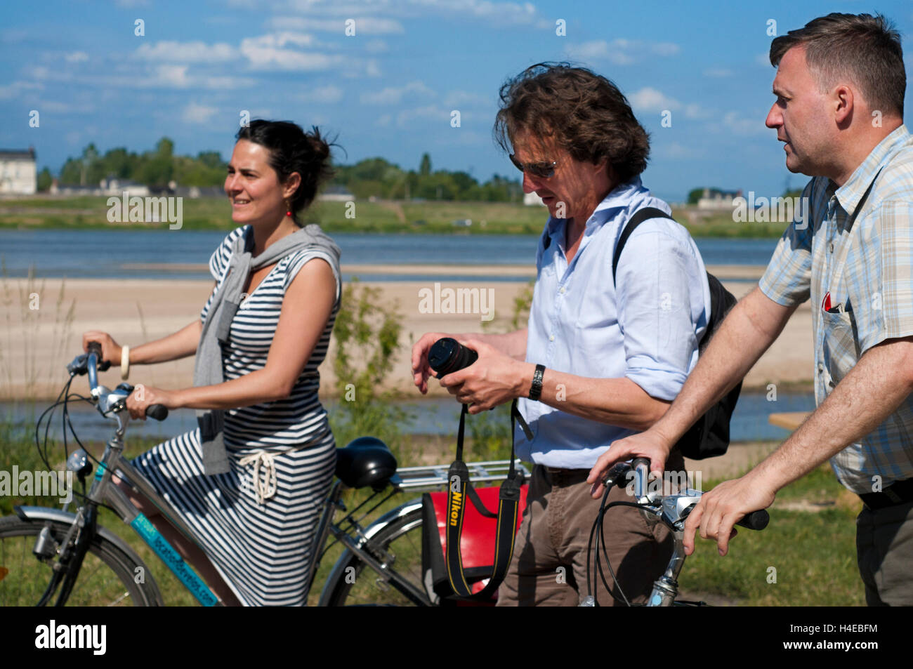 In bicicletta dal Fontevraud a Saumur, Valle della Loira, in Francia. Venti chilometri di bicicletta in Fontevraud e siamo arrivati alle porte di Saumur, una piccola cittadina alle porte della Loira. Foto Stock