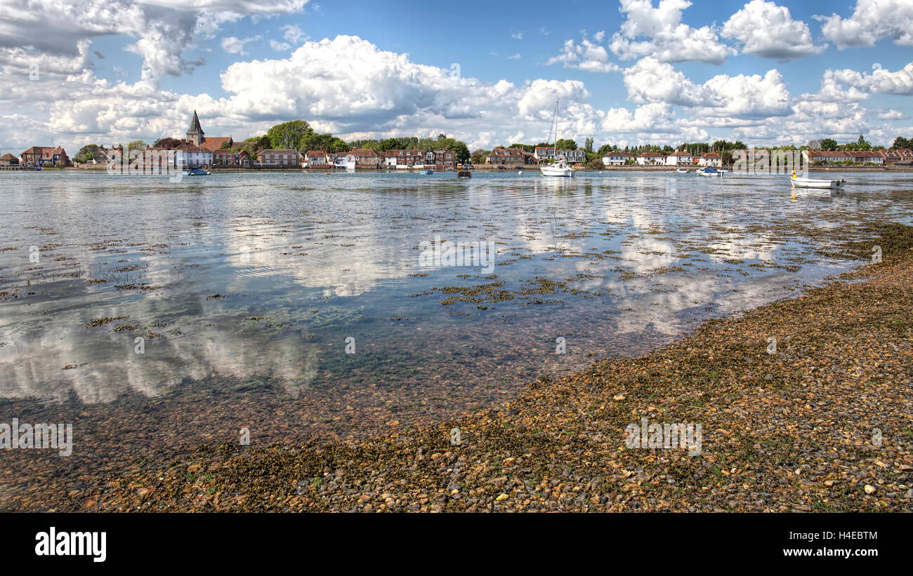 Il Cloud riflessioni sull'acqua a Bosham Harbour, West Sussex Foto Stock