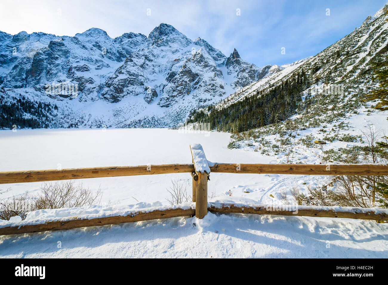 Staccionata in legno e vista di congelati Morskie Oko lago in inverno, Monti Tatra, Polonia Foto Stock