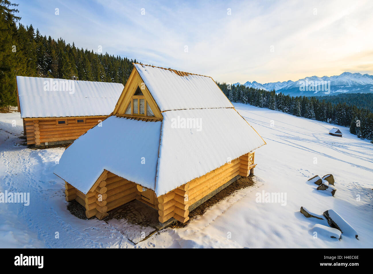 Case di legno in Bukowina Tatrzanska in inverno il paesaggio dei Monti Tatra, Polonia Foto Stock