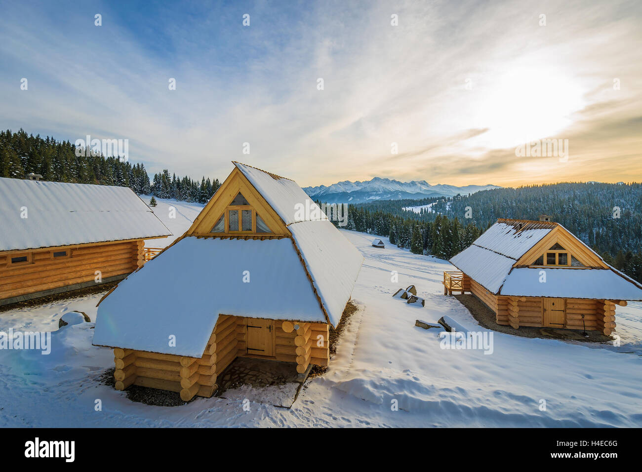 Case di legno in Bukowina Tatrzanska in inverno il paesaggio dei Monti Tatra, Polonia Foto Stock