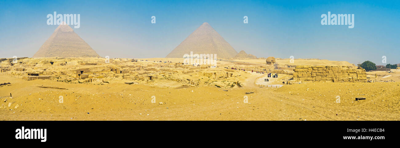 Panorama della Necropoli di Giza con la piramide di Khafre (Chephren), la piramide di Cheope (Khufu) e la Grande Sfinge, Egitto. Foto Stock