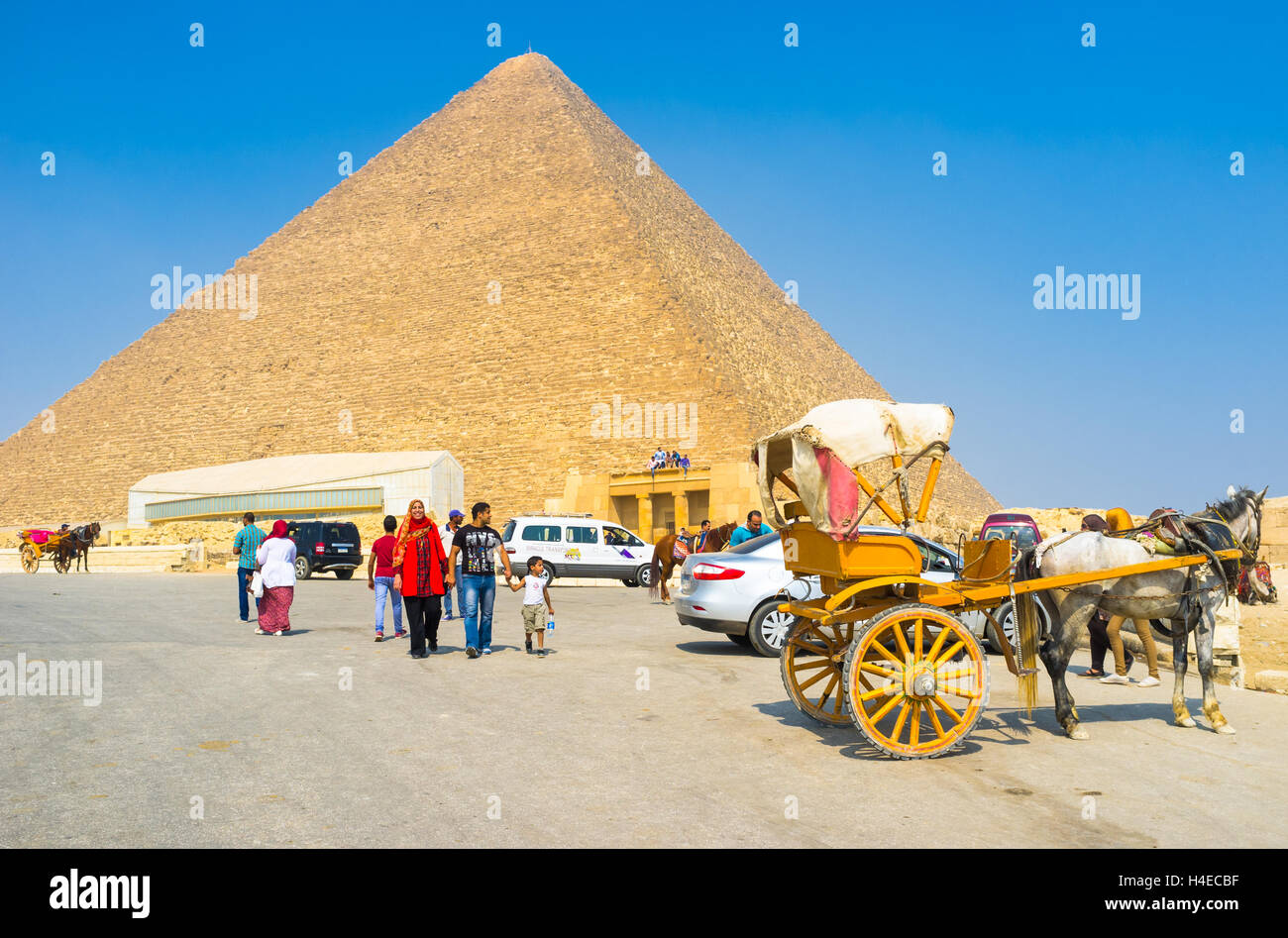 Turisti a visitare Necropoli di Giza con bambini, Giza in Egitto. Foto Stock