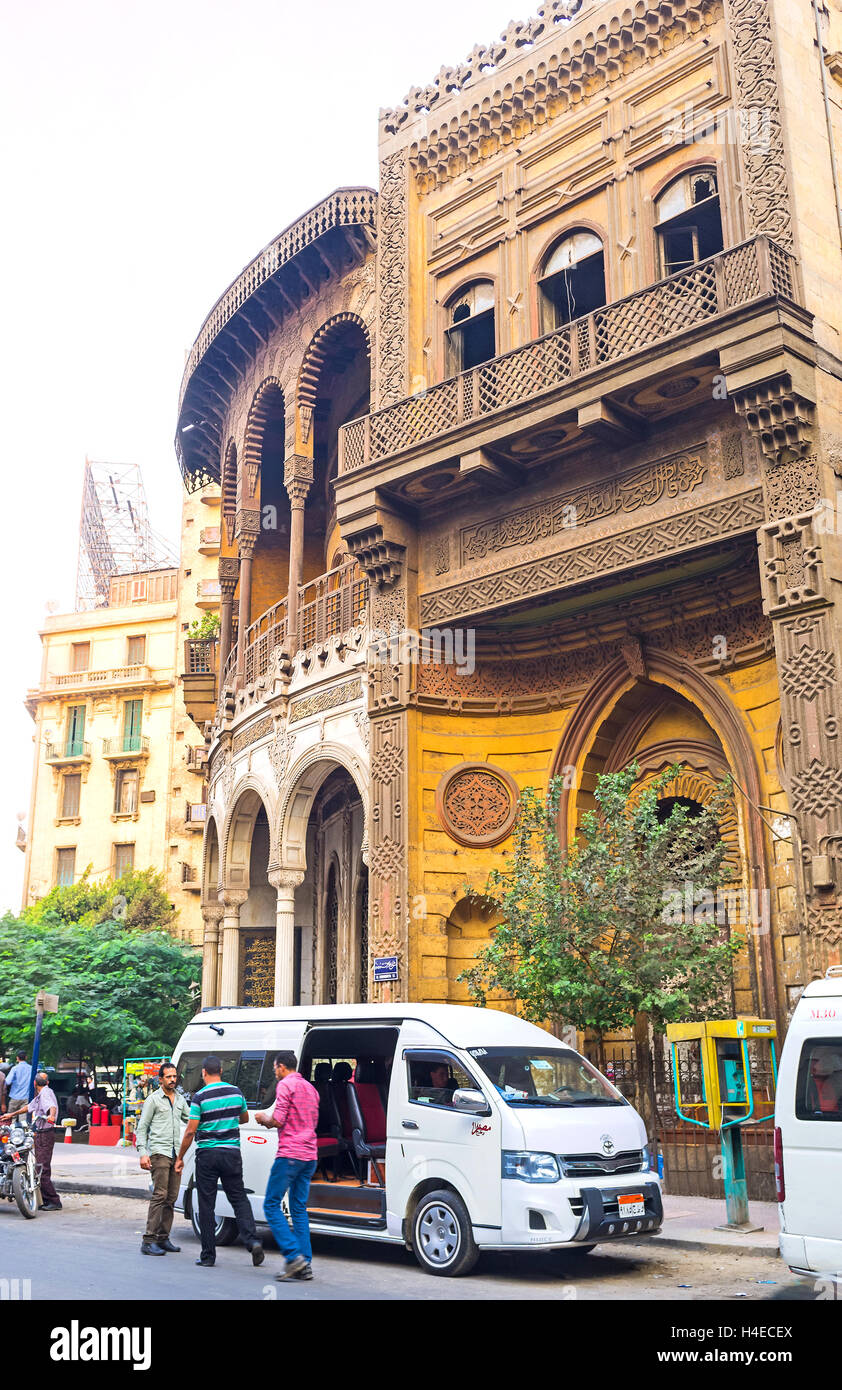 La Scenic mansion coperto con il gesso scolpito è confinante con la El Fatah moschea Foto Stock