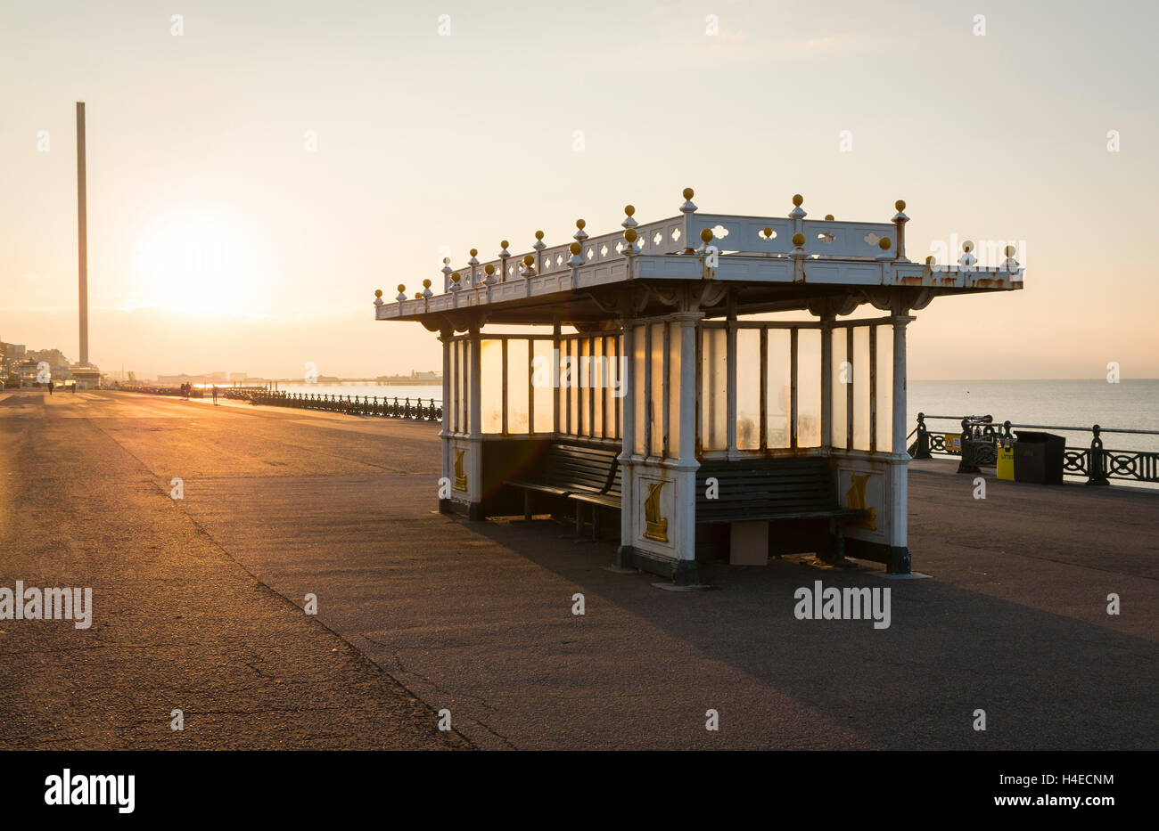 Ornati in regency posti a sedere un rifugio con panche in Brighton e Hove lungomare con sunrise in background Foto Stock